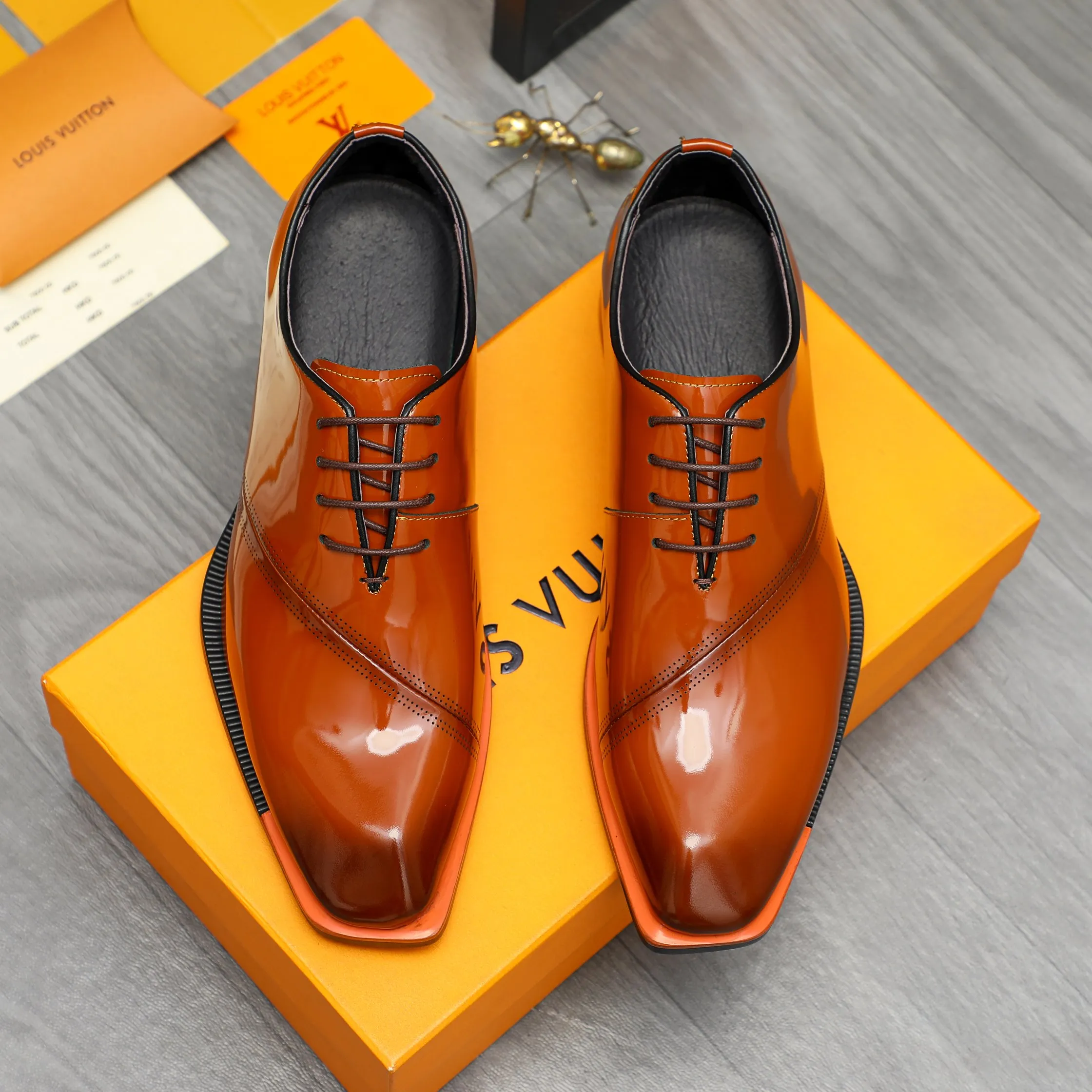 Men's shoes 💰600 Product trademark: LV "Louis Vuitton" business formal lace-up leather shoes Regular size: 37-46 Product material: Selected pearlescent polished cowhide upper, pigskin lining, rubber outsole
